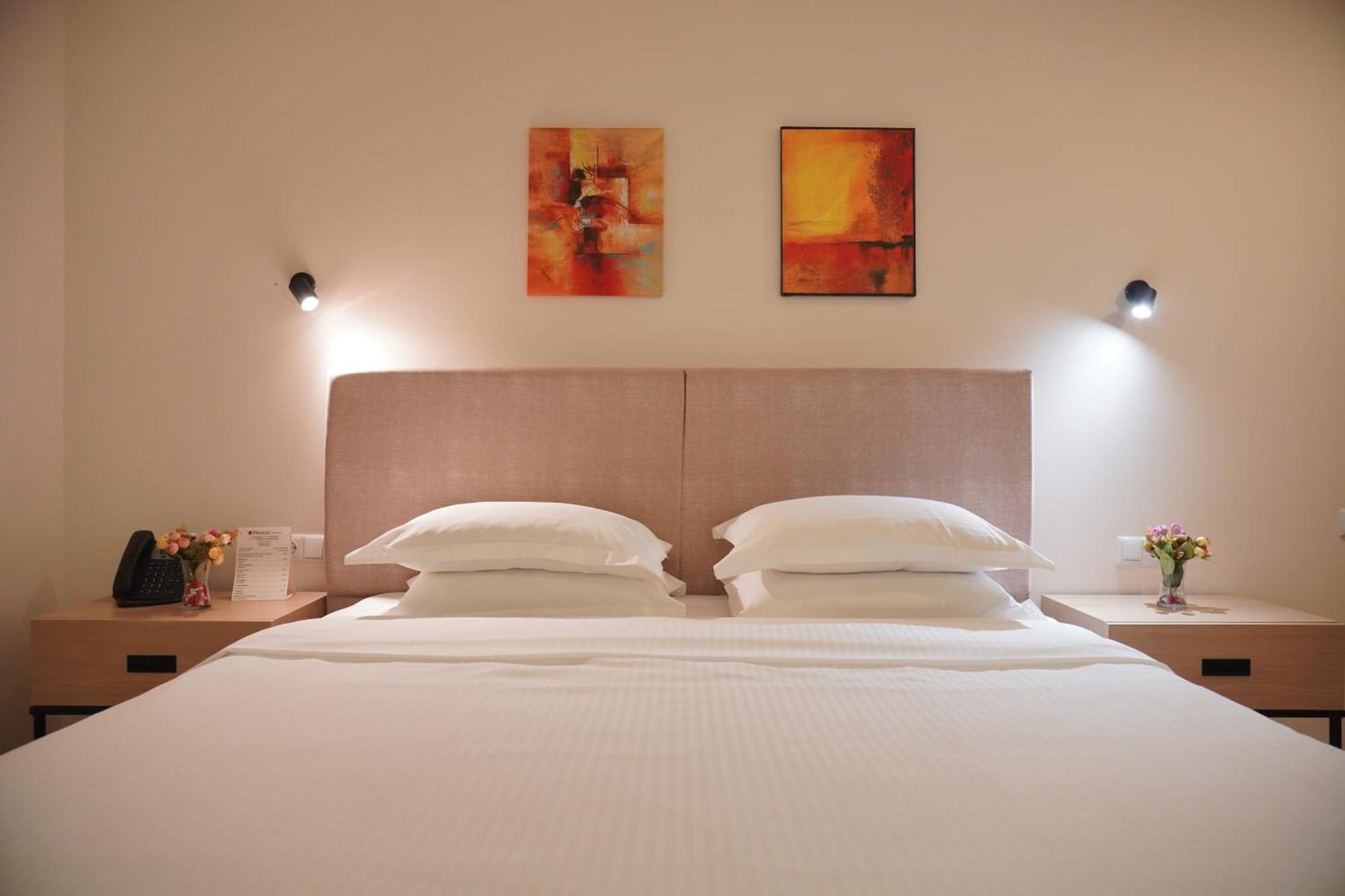 Best Western Premier Batumi Exterior photo A bedroom at the hotel